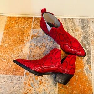 🐦‍🔥NWOT! Gorgeous Sugar Split Side Python Red & Black Pointed Toe Booties!